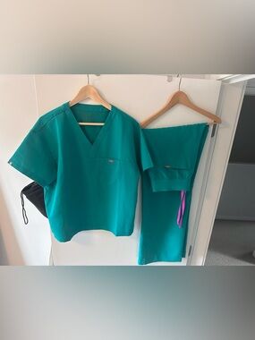 Figs Lagoon V-Neck Scrub Top with Matching Teal High Waist Pants L Like New